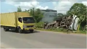 Bus-versus-avanza-adu-kambing-kecelakaan-di-Jalintim-Banyuasin.jpg