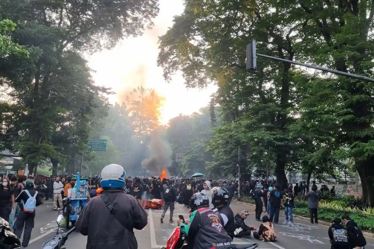 Massa Aksi Lempar Bom Molotov saat Demo Tolak UU TNI di DPRD Jabar, Jalan Diponegoro