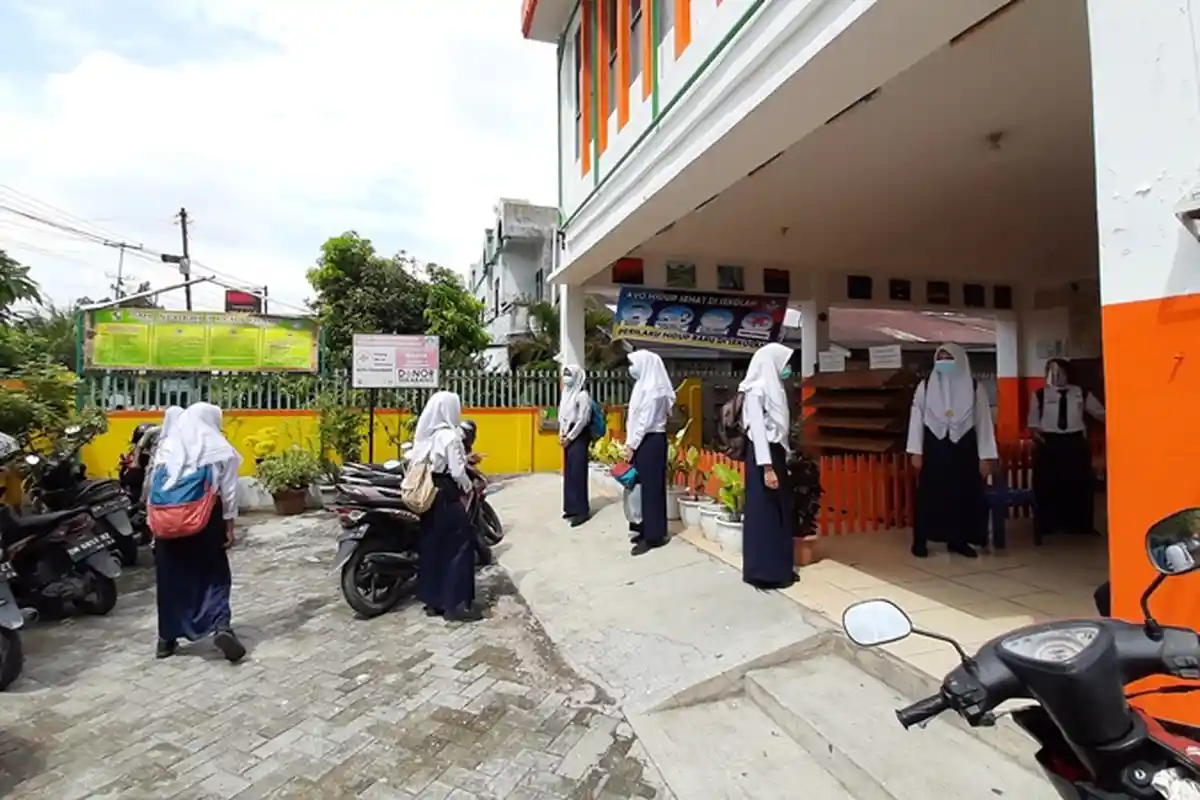 Bersiap Hadapi Belajar Tatap Muka, SMPN 3 Pekanbaru Buat Jalur Khusus Masuk dan Keluar