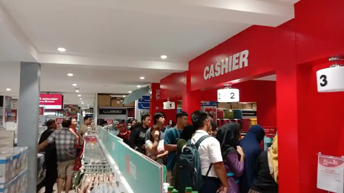 Masyarakat Rela Antri Panjang dari Pagi Beli Masker di ACE Hardware Pangkalpinang