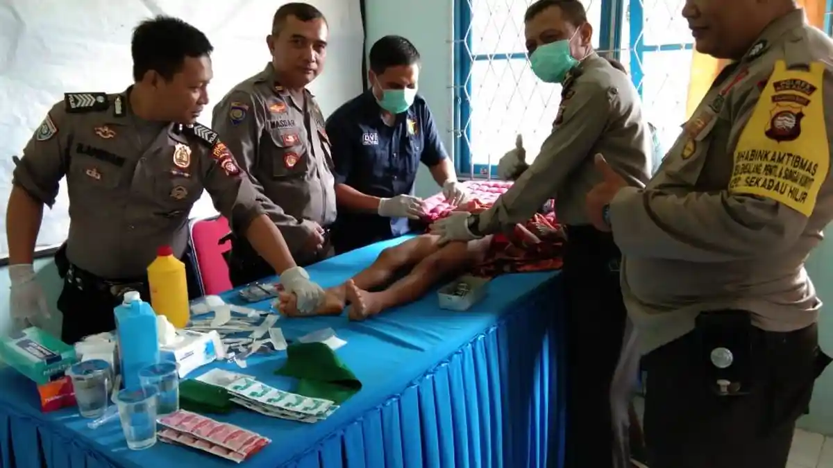 Polres Sekadau Gelar Baksos Khitanan Massal di Dusun Ensalang