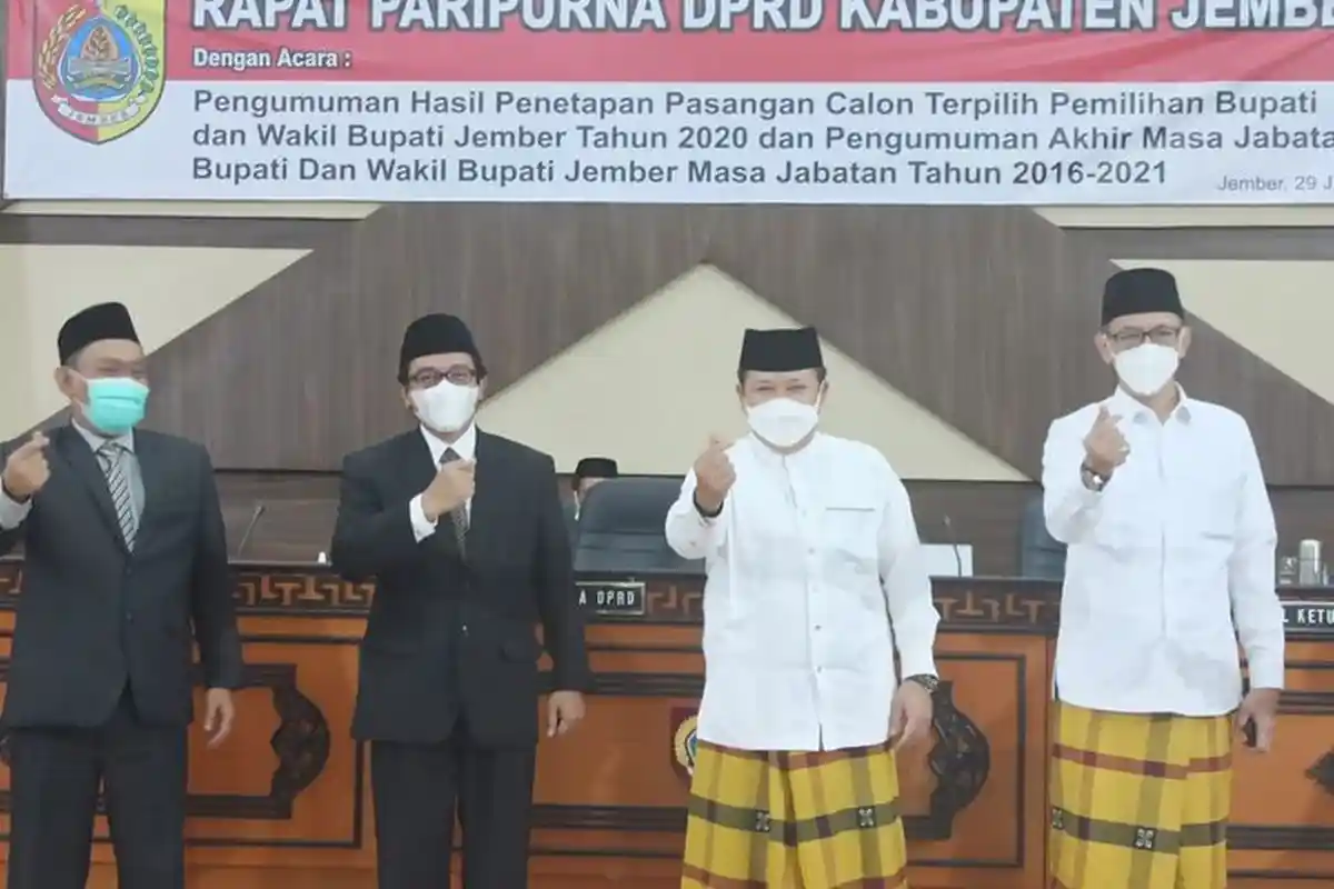 Ikuti Sidang Paripurna Pakai Sarung, Bupati-Wabup Jember Terpilih Ungkap Alasannya: Biar Tahu