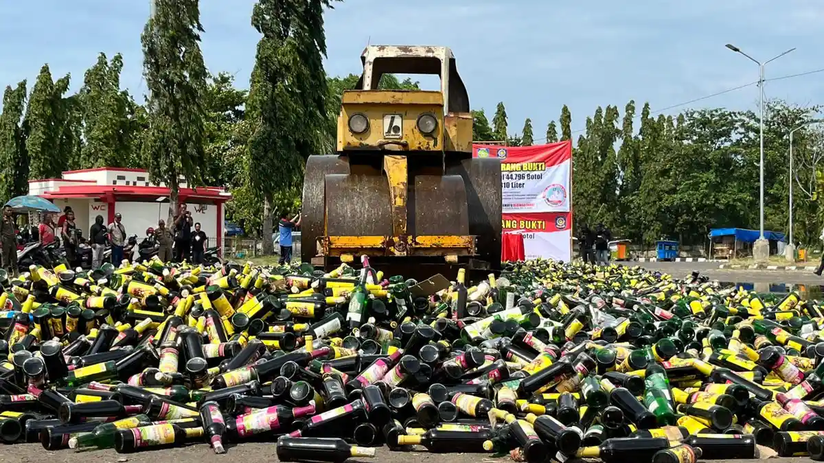 44 Ribu Lebih Botol Miras Dimusnahkan di Indramayu Jelang Bulan Ramadhan