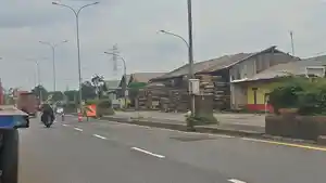 PERBAIKAN-JALAN-RUSAK-Petugas-tengah-melakukan-perb-83993.jpg