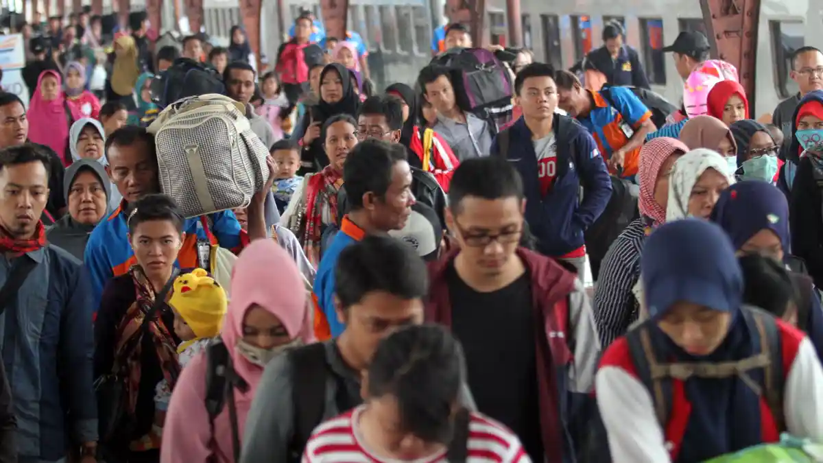 H+5 Lebaran, Pemudik Pulang Kampung Masih Membanjiri Stasiun Pasar Senen