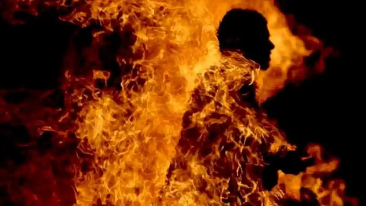 Suami Bakar Diri Sambil Peluk Istri Usai Terjadi Cekcok di Dalam Kamar
