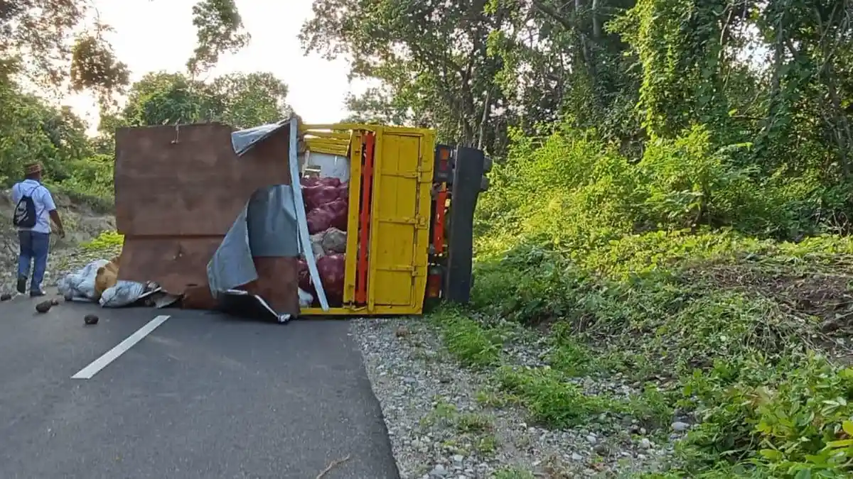 Kronologi Truk Terbalik di Manggarai Timur Hingga Yosep Tewas Mengenaskan