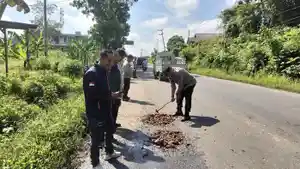 tambal-jalan-berlubang-di-Musi-rAWAS.jpg