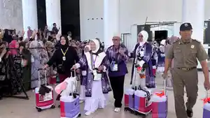 Para-JCH-Kloter-19-berjumlah-214-jemaah-dari-Polman-diberangkatkan-ke-Embarkasi-Makassar.jpg