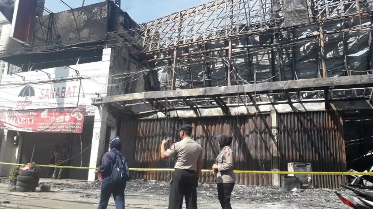 Toko Emas, Mebel dan Belasan Motor Mobil Terbakar di Cimahi Terbakar