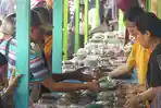 aktivitas-warga-membeli-takjil-jelang-waktu-berbuka-puasa-di-malinau-rgteh.jpg