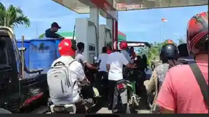 Suasana-antrean-di-SPBU-01-Larantuka-Kabupaten-Flores-Timur-BPH-Migas.jpg