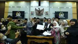 Ketua-Komisi-VIII-DPR-RI-Ashabul-Kahfi-beserta-Anggota-Komisi-VIII-DPR-RI-dan-Menteri-Agama.jpg