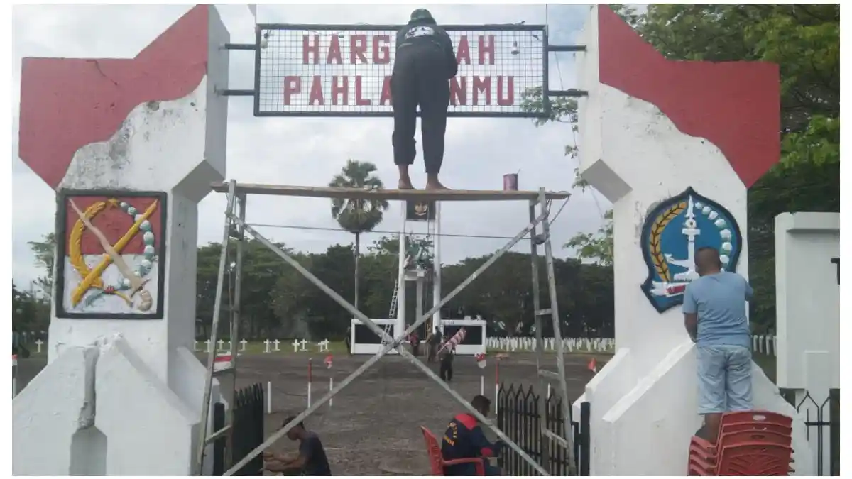 Tentara Bone Kerja Bakti di Taman Makam Pahlawan Jelang HUT ke-80 RI