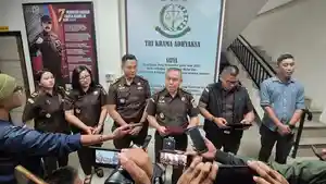 KORUPSI-Kajari-Kotamobagu-Tasjrifin-Muljana-Abdul-saat-memberikan-keteranganLOU896F.jpg