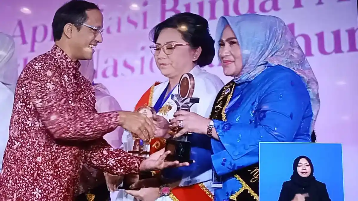 Bunda PAUD Sulteng Vera Rompas Mastura Terima Penghargaan Wiyata Dharma ...
