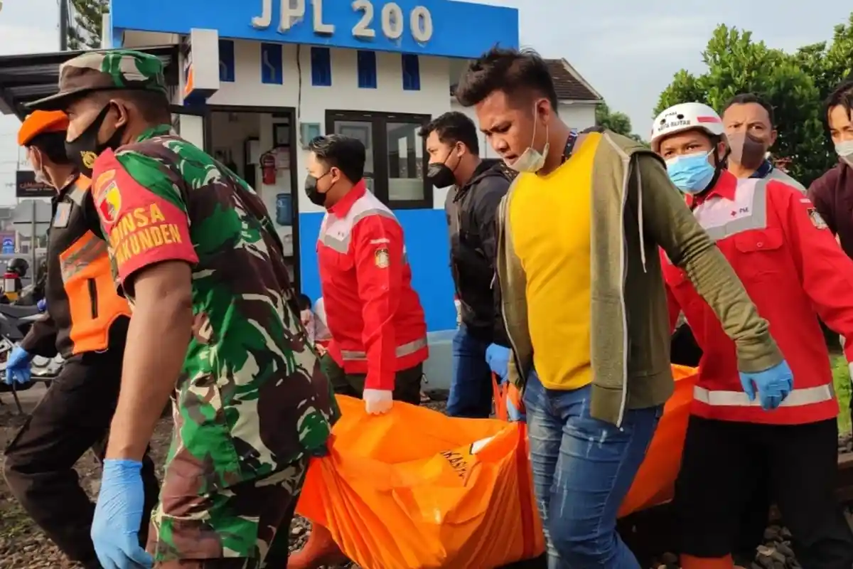 Setelah Curhat ke Penjaga Palang Pintu, Pria di Blitar Menabrakkan Diri ke Kereta yang Lewat