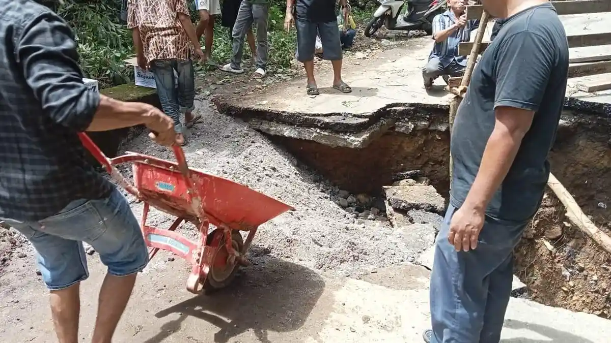 Jalan Amblas 8 Meter di Padang Pariaman Putus Total, 400 KK Terancam Terisolasi Akibat Hujan Lebat