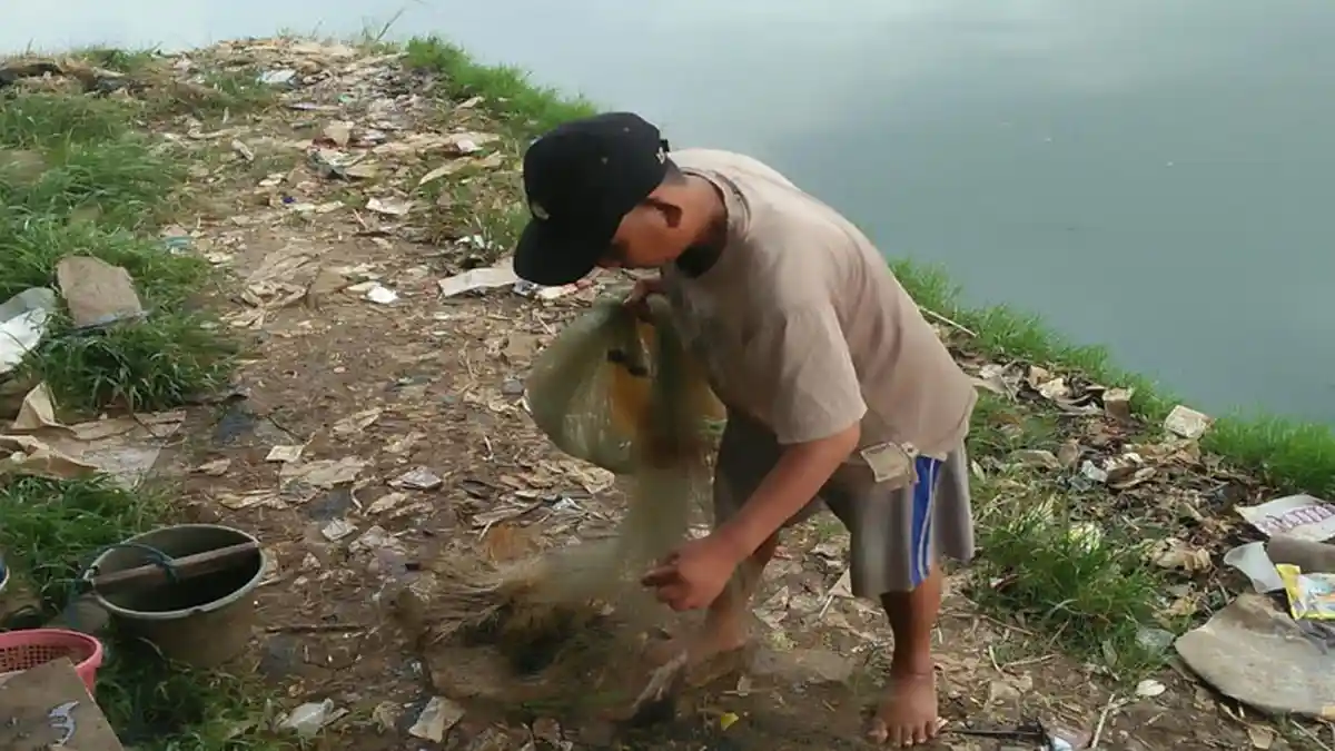 Warga Cengkareng Kerap Habiskan Waktu Luang dengan Menjala Ikan