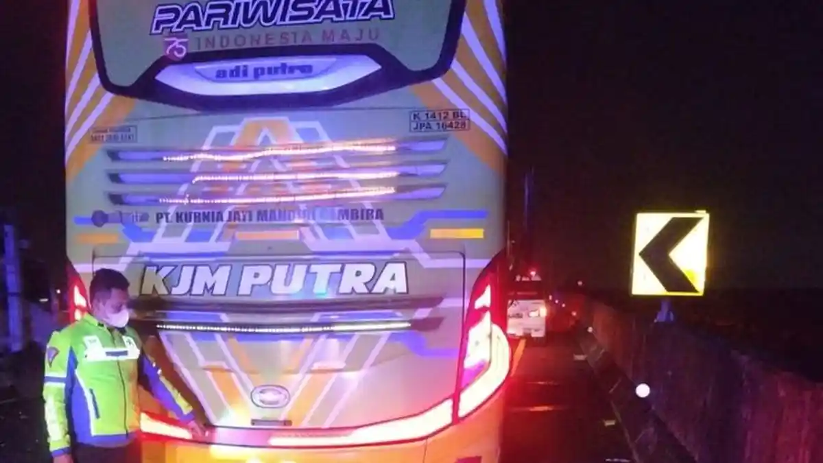 Bus Wisata Tabrak Truk di Tol Jombang, Kendektur Tewas