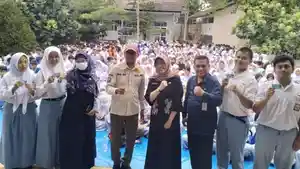 Wakil-Wali-Kota-Depok-Imam-Budi-Hartono-menyerahkan-e-KTP-kepada-pelajar.jpg