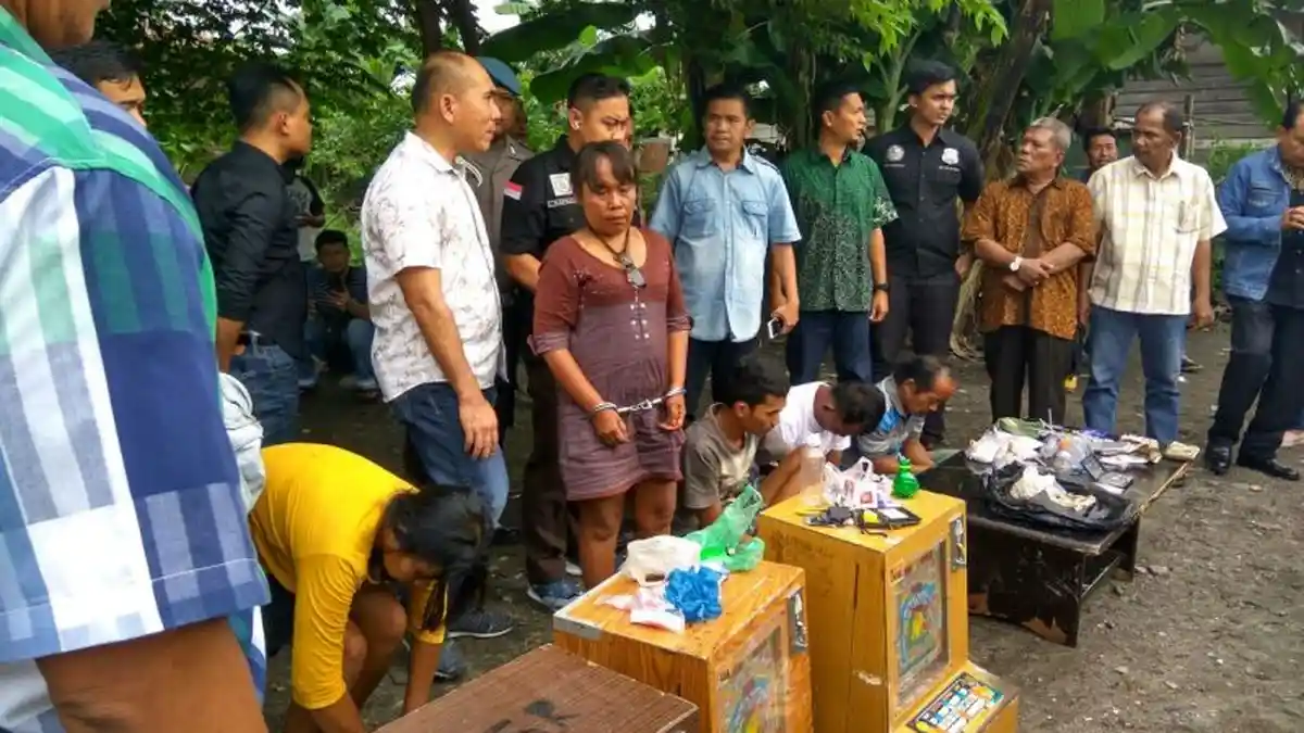 Polisi Grebek Masjid Taufik, Dua Perempuan Ikut Ditangkap