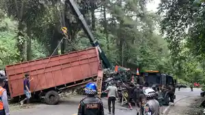 truk-muatan-kelapa-nabrak.jpg