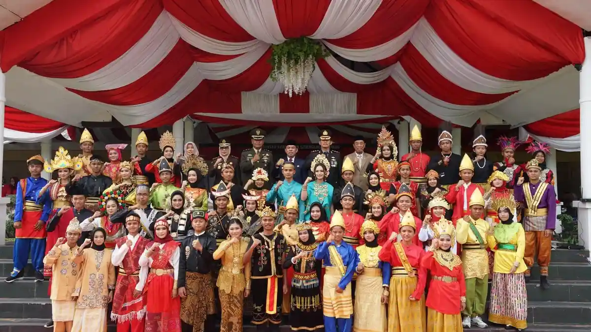 Puluhan Pelajar Berpakaian Adat Tandai Peringatan Hari Sumpah Pemuda ke-94 di Kabupaten Sidrap