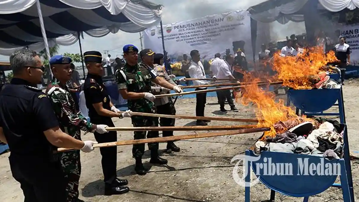 Berita Foto: Bea Cukai Sumut Musnahkan Pakaian Bekas Impor dan Obatan Herbal Seludupan - 10042023_PEMUSNAHAN_PAKAIAN_BEKAS_IMPOR_DANIL_SIREGAR_1jpg.jpg