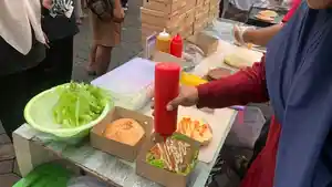 Burger-Gentong-Jumbo-Ramai-Diburu-di-CFD-Solo.jpg