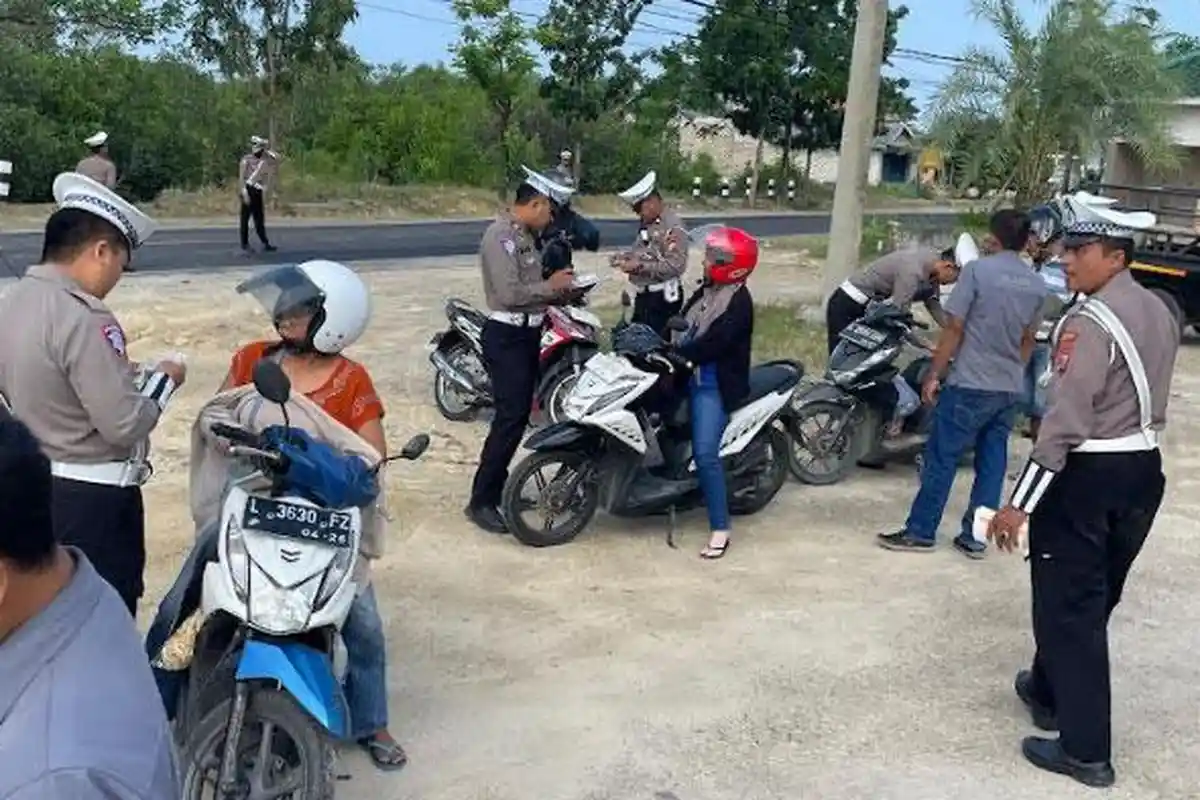 Hari Keempat Operasi Patuh Semeru 2025 di Sampang, 79 Pengendara Terjaring, Puluhan STNK Diamankan