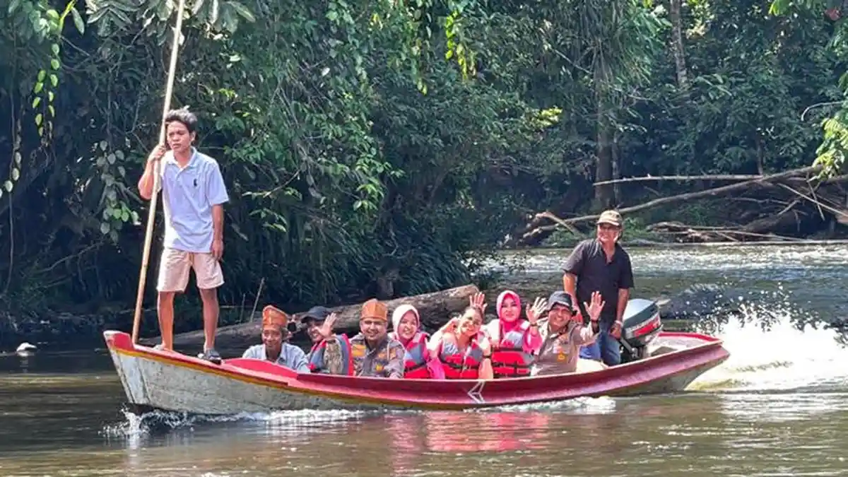 Naik Perahu Motor Susur Sungai Gansal, Kapolres Inhu Antar Bantuan ...