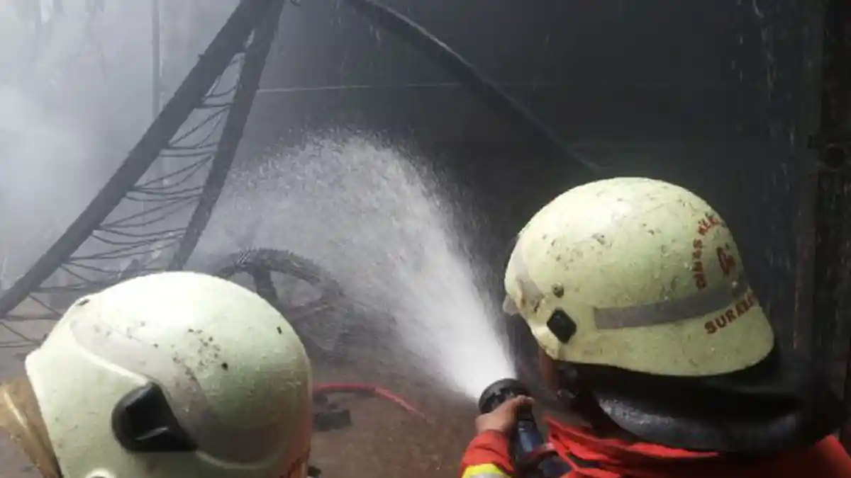 Gudang Minyak Goreng di Surabaya Terbakar, 12 Mobil Pemadam Diterjunkan