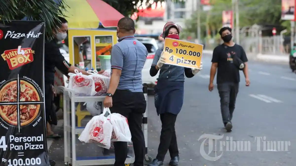 Pizza Hut Terancam Bangkrut, Ada Hubungannya dengan Karyawan yang Jualan di Pinggir Jalan?