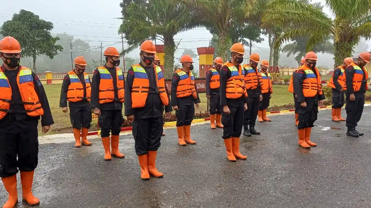 Kapolda Sumut Kerahkan 100 Personel Brimob Bawa Sembako dan Bantu Korban Terdampak Gempa di Taput