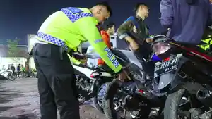 Anggota-Satlantas-Polres-Tegal-Kota-menunjukan-kendaraan-knalpot-brong-ke.jpg