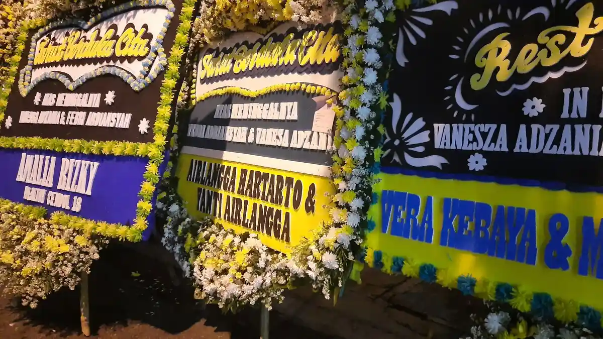 Karangan Bunga Berjejer di Rumah Vanessa Angel, Salah Satunya dari Menteri Jokowi