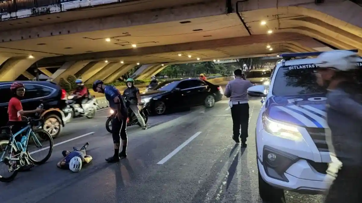 Kecelakaan Pesepeda di Jembatan Semanggi, Polisi: Jatuh Sendiri Karena Lubang