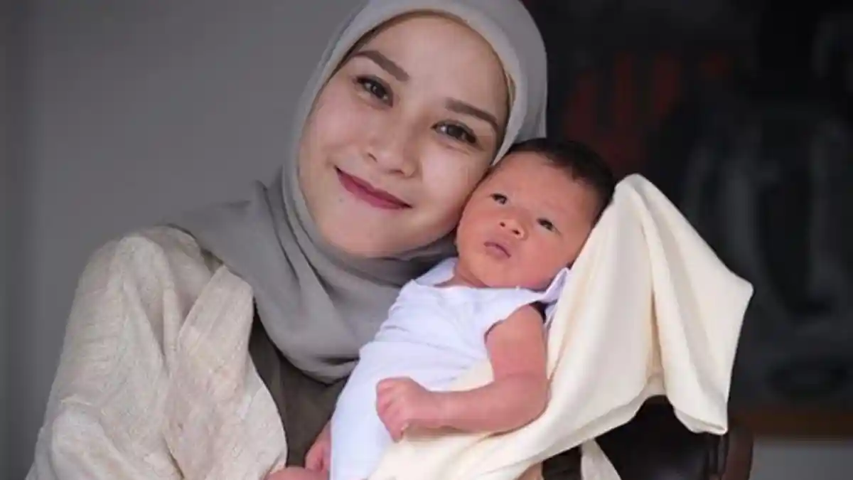 Zaskia Mecca Khitankan Putranya yang Masih Bayi: Perawatannya Mudah dan Lebih Aman dari Resiko ISK