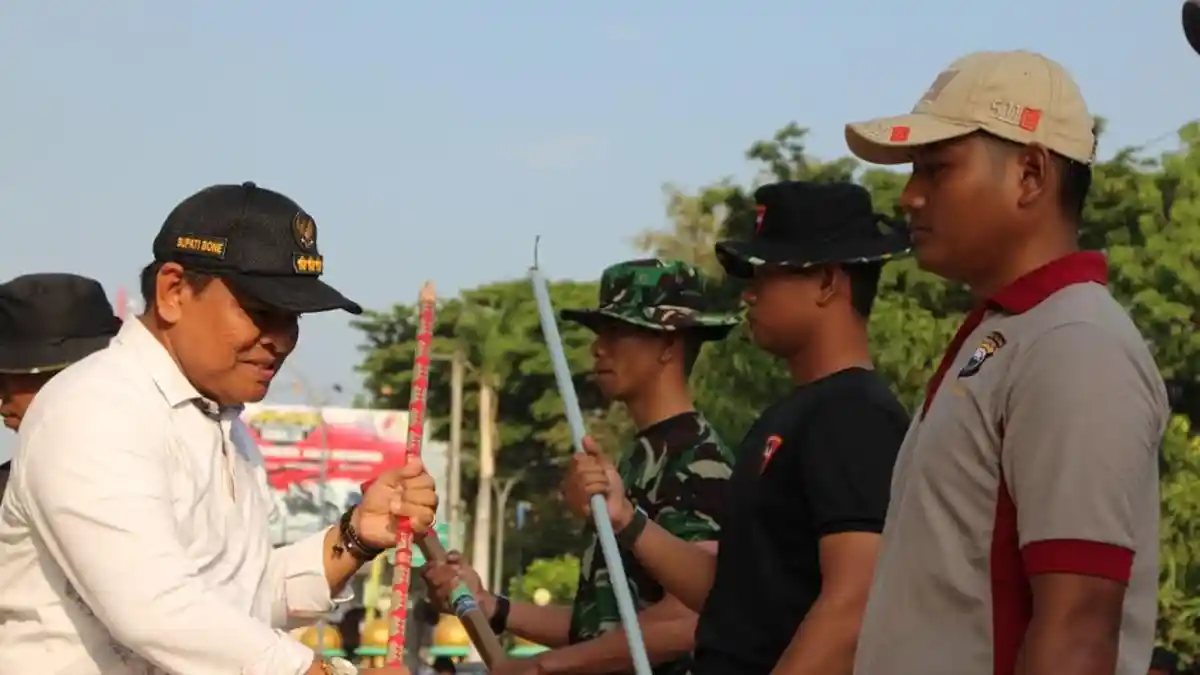 Sambut HUT ke-74 Korps Brimob Polri, Bupati Bone Pimpin Kerja Bakti di Masjid Agung