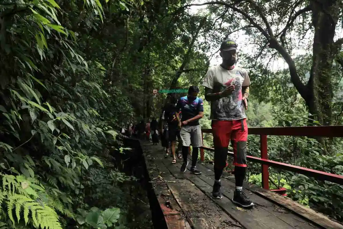 Ganjar Beserta Istri Lakukan Trail Running, Cuma Satu Jam Libas Trek CLBK Ungaran