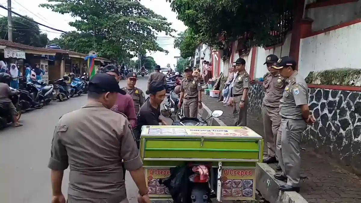 Membandel! Satpol PP Pandeglang Angkut Gerobak PKL yang Berada di Bahu Jalan