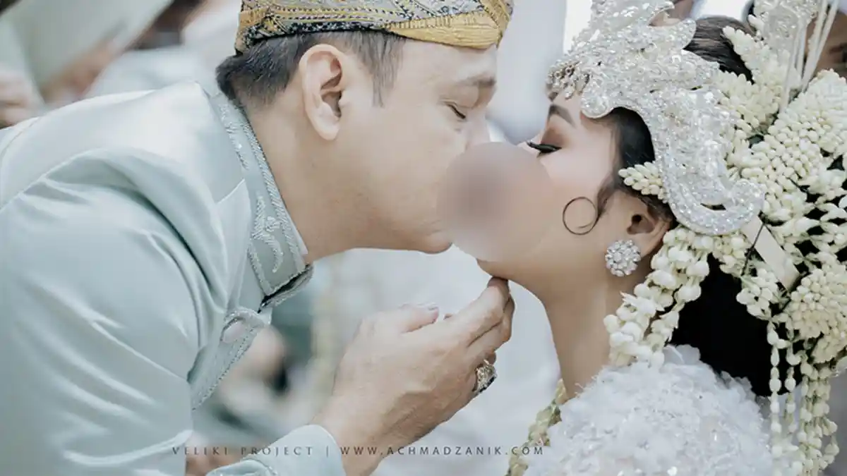 Dicium Sang Ayah di Bibir Saat Momen Pernikahan, Adzana Bing Slamet Dapat Reaksi Beragam