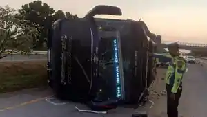 Pihak-Kepolisian-saat-Melakukan-Evakuasi-Bus-Pariwisata-yang.jpg
