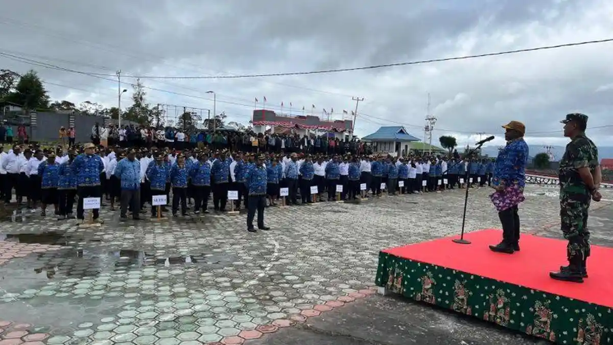Apel Gabungan Hari KORPRI, Wakil Bupati Deiyai Ingatkan Pagawai Disiplin dan Bertanggungjawab