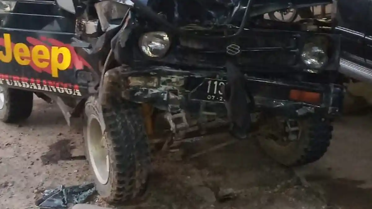 Dua Mobil Tabrakan di Jalan Nusantara Bintan, Kondisi Jeep Ringsek, Pengemudinya Dioperasi
