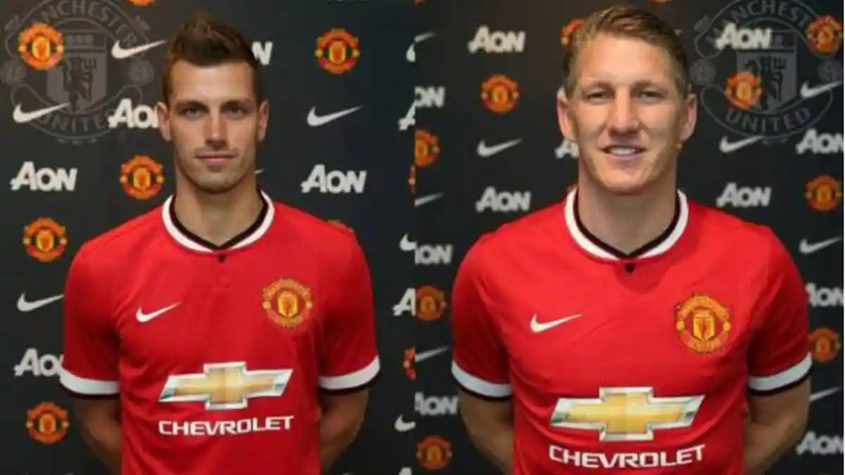 Morgan Schneiderlin dan Bastian Schweinsteiger Berkostum Manchester United