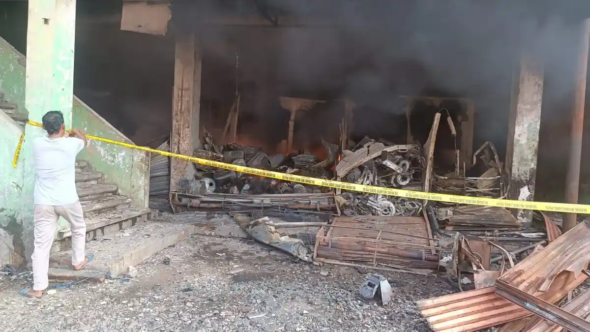 Ketegangan Kebakaran di Pasar Krian Sidoarjo, Pemadaman Butuh 7 Jam