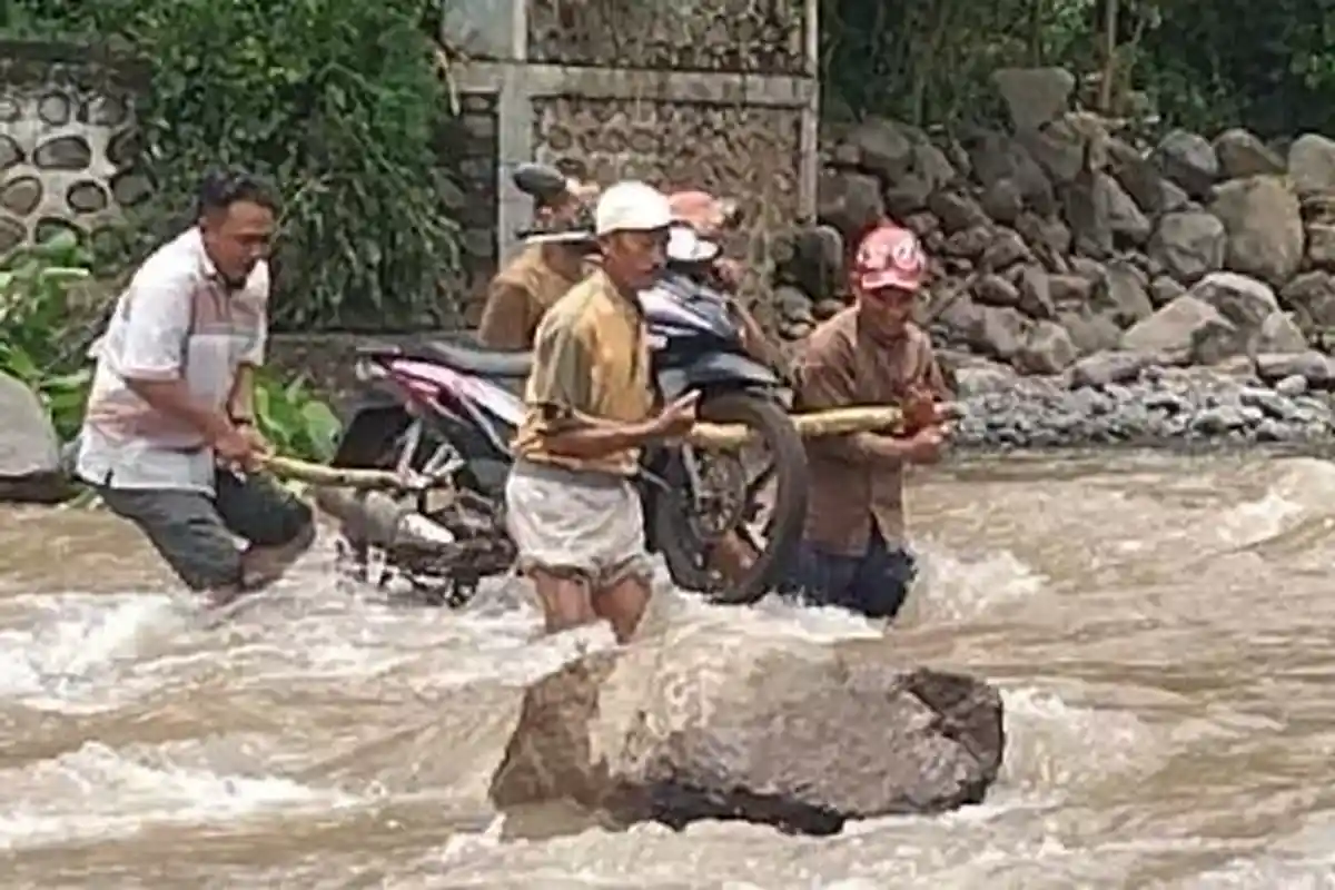 Diterjang Banjir, Dua Jembatan Putus dan Tangkis Sungai Longsor di Jatibanteng Situbondo