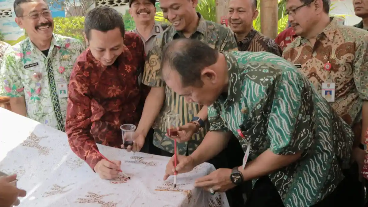 Peringatan Hari Batik, PLN Berikan Bantuan Peralatan Batik